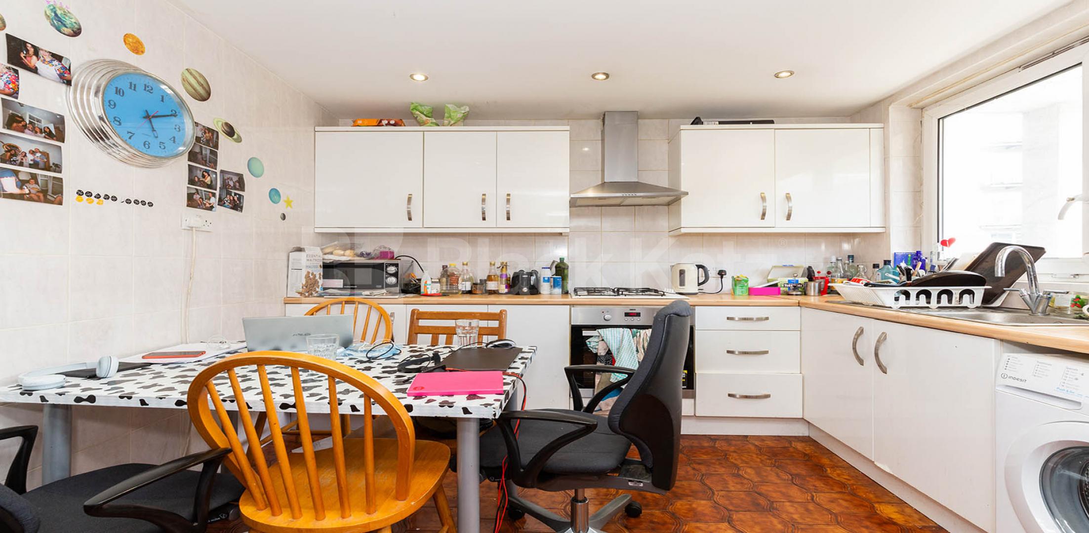 			PERFECT FOR 3 OR 4 SHARERS!, 3 Bedroom, 1 bath, 1 reception Flat			 Banner Street, OLD STREET